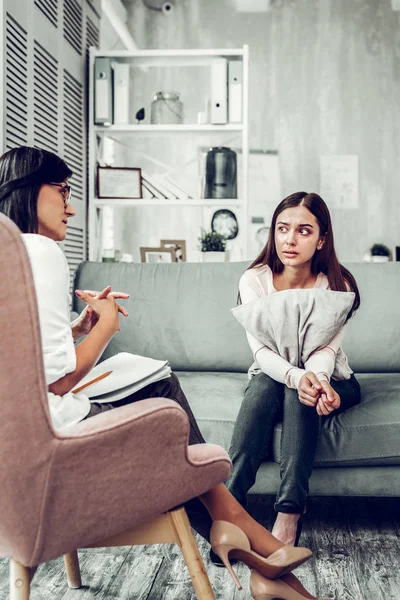 Koyu saçlı vurguladı kadın terapist dikkatle dinliyor