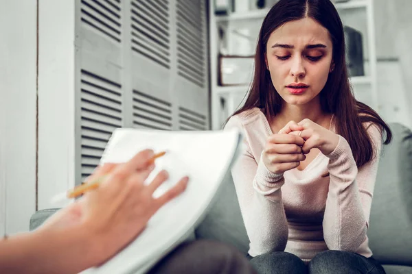 Mujer joven sintiéndose estresada compartiendo sentimientos personales con terapeuta — Foto de Stock