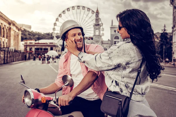 Freudiges positives Paar lächelt einander zu — Stockfoto