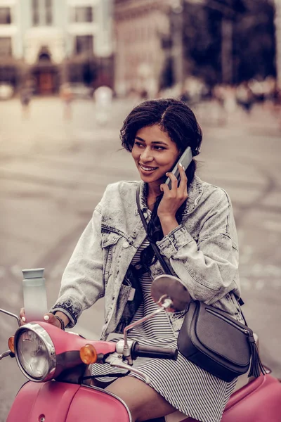 Encantada mulher alegre sentada na moto — Fotografia de Stock