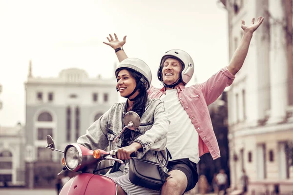 Güzel mutlu genç adam zevk onun Freedom