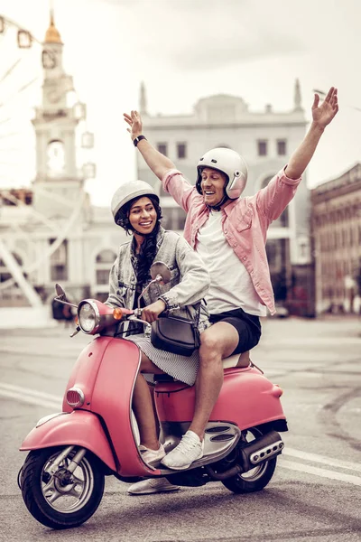 Neşeli yakışıklı adam sahip olan çok arasında eğlence