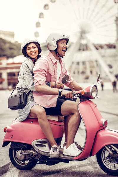 Bir motosiklet sürme güzel mutlu genç adam