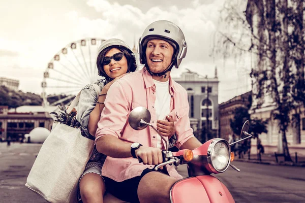 Encantado casal agradável ter um passeio na moto — Fotografia de Stock