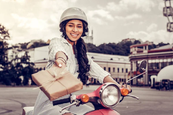 Mulher positiva alegre dando um presente para você — Fotografia de Stock