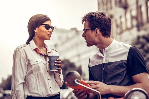 Knappe jonge man spreken met zijn vriendin — Stockfoto