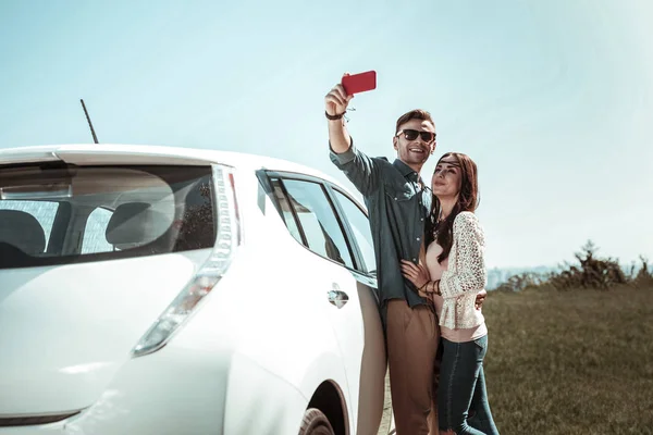 Pozytywny zachwycony kochający para Robienie selfie Fotografia — Zdjęcie stockowe