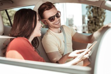 Arkadaşı ile konuşan neşeli esmer adam