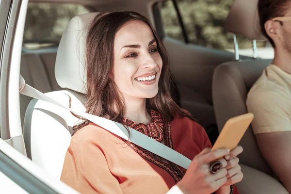 Positiv glad kvinnlig person som läser inkomst meddelande — Stockfoto