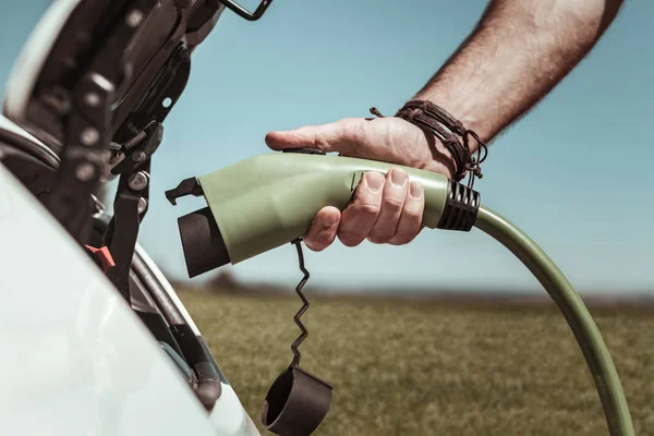 Gerichte foto op de mannelijke hand dat bedrijf opladen — Stockfoto