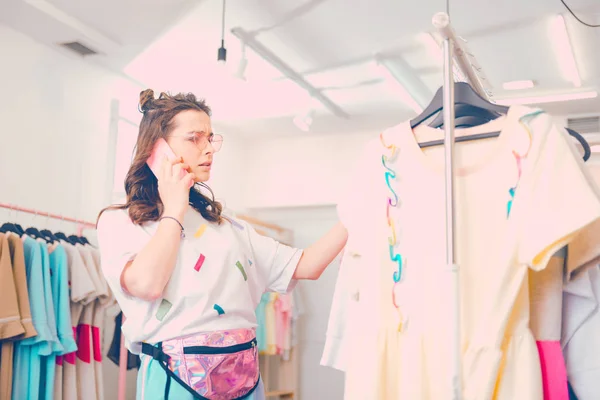 Женщина разговаривает по телефону во время покупки закрывается — стоковое фото
