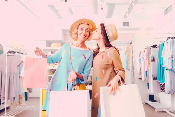 Dcera líbá matku, když nakupuje společně — Stock fotografie