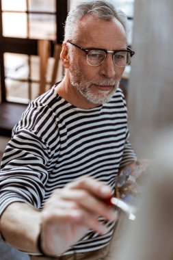 Yeni fırça darbeleri üzerinde çalışırken ilham sanatçı hissi