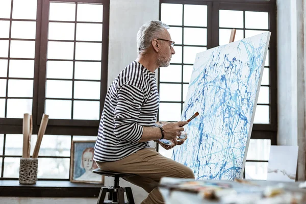 Famous modern artist using shades of blue in his new masterpiece — Stock Photo, Image