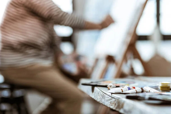 Närbild av bordlägga med rör av gouache som ligger i seminariet — Stockfoto