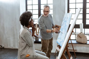 Sakallı deneyimli sanatçı öğrencileri için tavsiye parçası veren