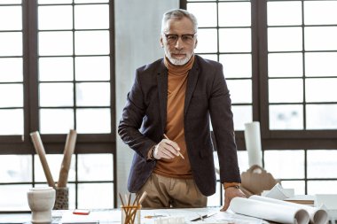 Yeni proje üzerinde çalışırken iç mimar iyi hissediyor