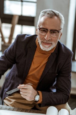 Hükümdarı tutan müreffeh koyu gözlü iç mimar