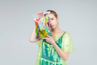 Sosyal aktif pozisyon ile plastik poz genç model