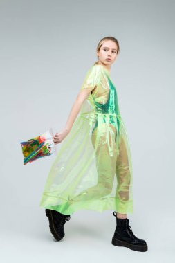Vücut üzerinde plastik ile gri duvar yakın poz sarışın model