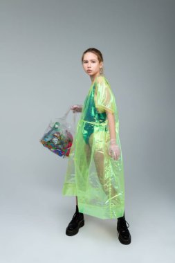 Model seven doğa sosyal ve ekoloji kampanyası için poz