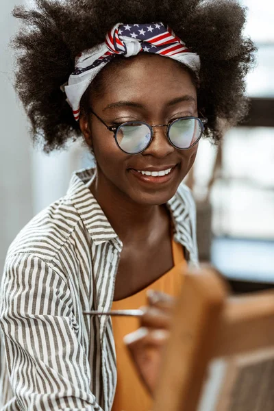 Primer plano de la hermosa artista afroamericana con una bonita pintura de maquillaje — Foto de Stock