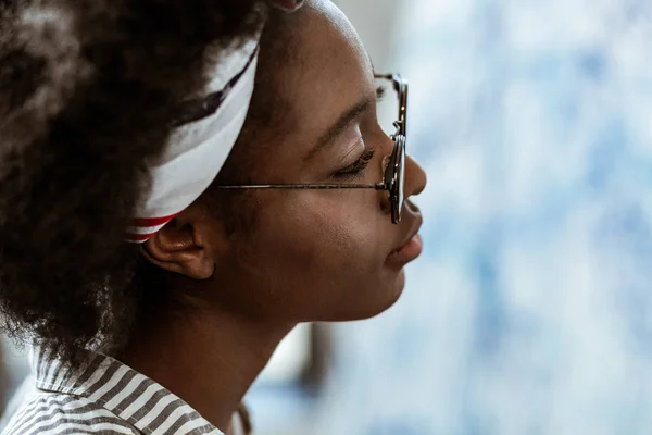 Artist afro-american purtând ochelari inspirați — Fotografie, imagine de stoc