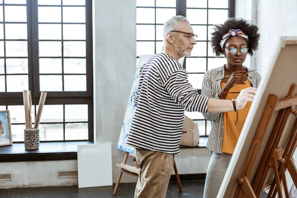 Famous artist giving master class for young talented woman — Stock Photo, Image