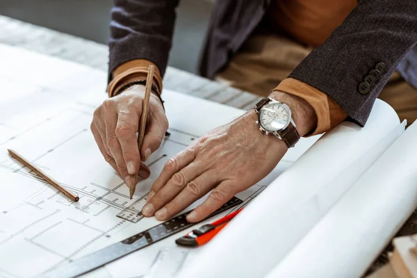 Handen van interieur ontwerper dragen horloge werken aan schetsen — Stockfoto