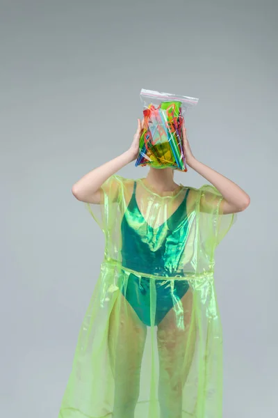 Modell klädd Body och plast kappa hållväska med plast — Stockfoto