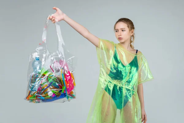 Modello in abiti di plastica con sacchetto trasparente con oggetti di plastica — Foto Stock