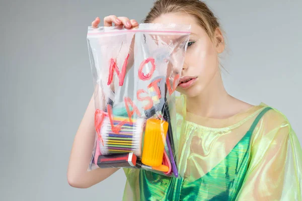 Mujer joven moderna animando a la gente a usar menos plástico — Foto de Stock