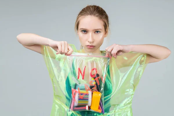 Modelo enojado posando con bolsa transparente llena de plástico — Foto de Stock