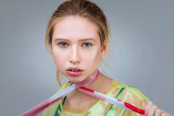 Primo piano del modello dagli occhi azzurri con trucco naturale in posa — Foto Stock