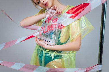 Model giyen yeşil bodysuit doğa promosyon tasarrufu için poz