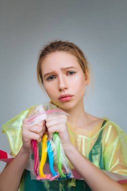 Mavi gözlü model duygusal plastik poz hissi