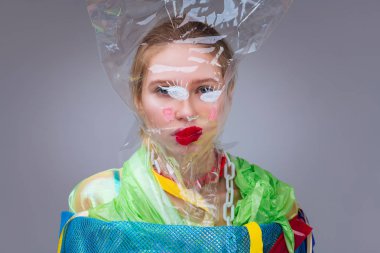 Genç model ile kırmızı dudaklar sahip plastik çanta üzerinde ona yüz