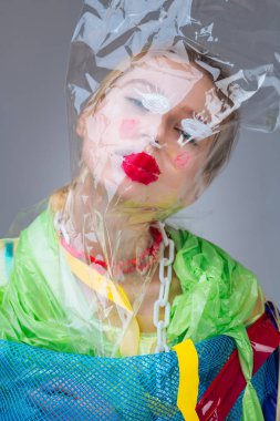 Plastik torba sahip çevre koruma için poz modeli