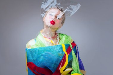 Genç model kafa üzerinde plasticated giyim ve şeffaf torba giyiyor