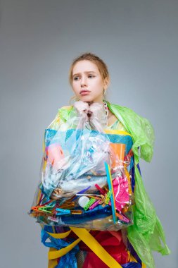 Okyanus kirliliği hakkında makale için poz verirken üzücü bir görünüm modeli