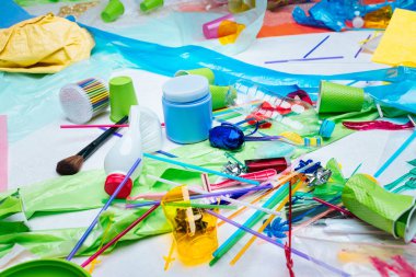 Zemin üzerinde yatan doğa zarar ve kirleten plastik öğeler