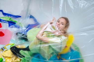 Birçok plastik ile poz siyah deri botlar giyen model