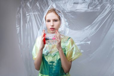 Çevre hareketine katılan bilinçli model hissi