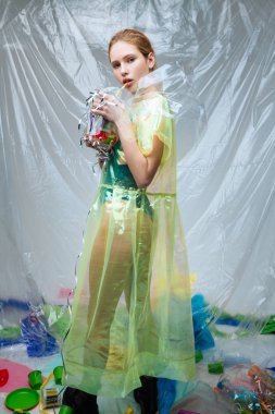 Çevre koruma için soran yeşil bodysuit giyen model