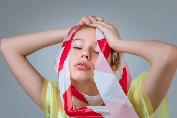 Close-up van het model raken haar hoofd en sluiten ogen terwijl poseren — Stockfoto