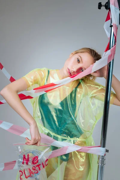 Modelo de pelo rubio con maquillaje natural posando en ropa de plástico — Foto de Stock