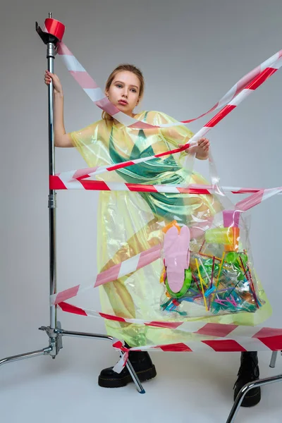 Modelo participando en campaña de ecología posando con bolsa llena de plástico — Foto de Stock