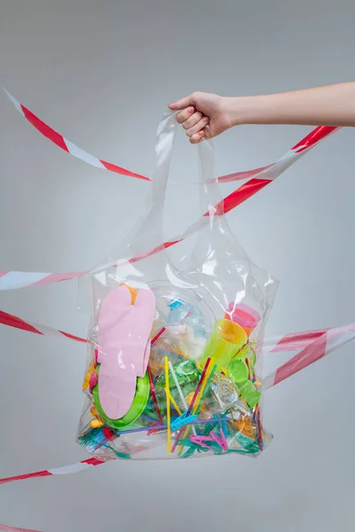 Transparante plastic zak met plastic rietjes en teenslippers — Stockfoto