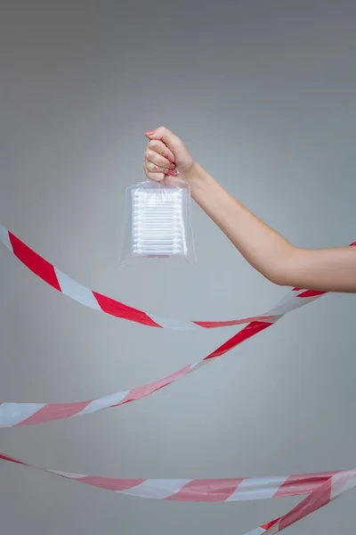 Close-up van de vrouwelijke handholding plastic zak met wattenstaafjes binnen — Stockfoto