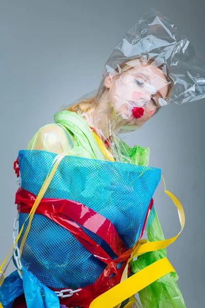 Ung modell som deltar i ansvarsfull anti-plastisk kampanj — Stockfoto